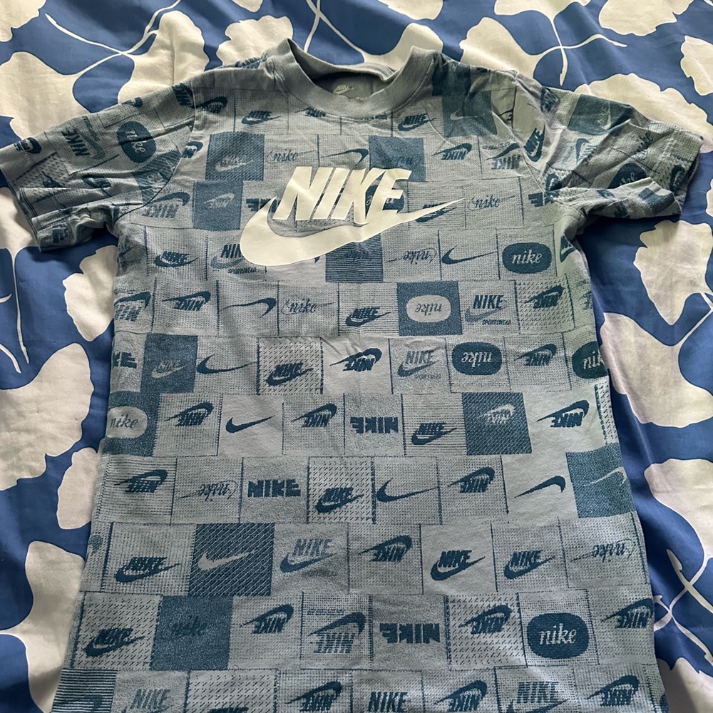 Boys Nike tee. Excellent condition! Size M
